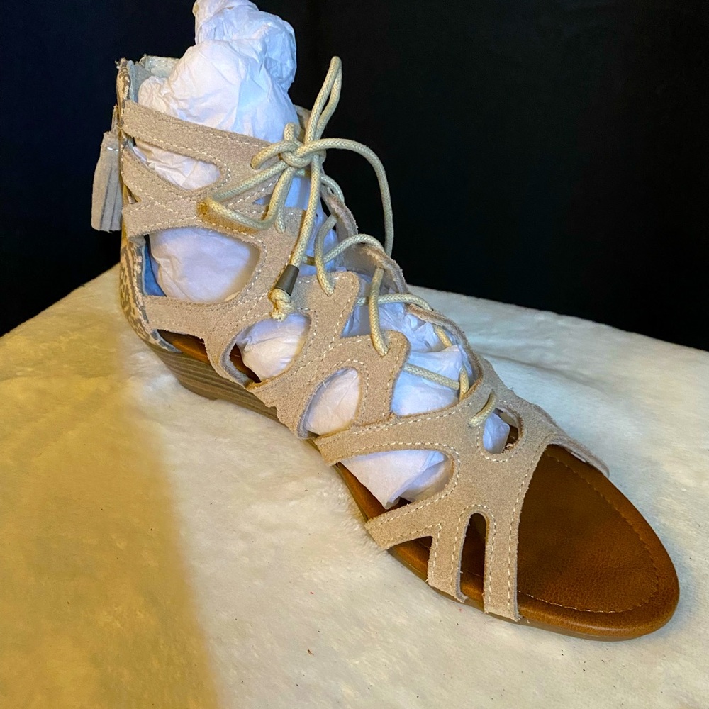 Minnetonka Merida sandals. Stone color size 7. Brand new.